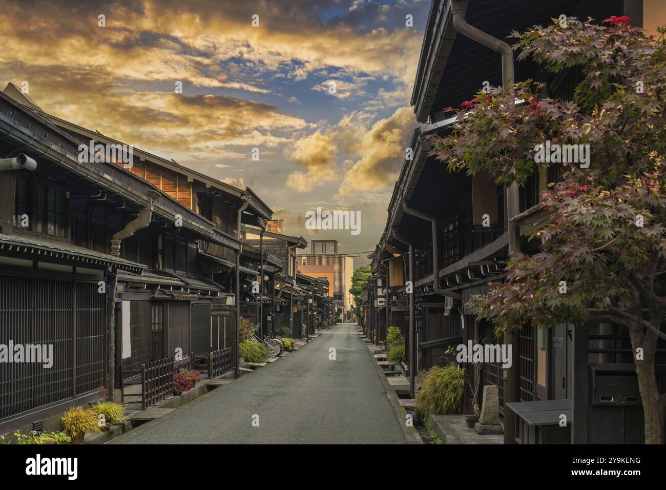 Takayama Gifu Japan, Skyline der Stadt bei Sonnenaufgang in der Altstadt von Takayama, Sannomachi Street in der Herbstsaison Stockfoto