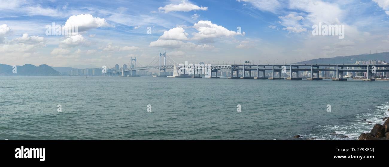 Busan Südkorea, Panoramablick auf die Skyline von Busan Marina und Gwangandaegyo Bridge Stockfoto
