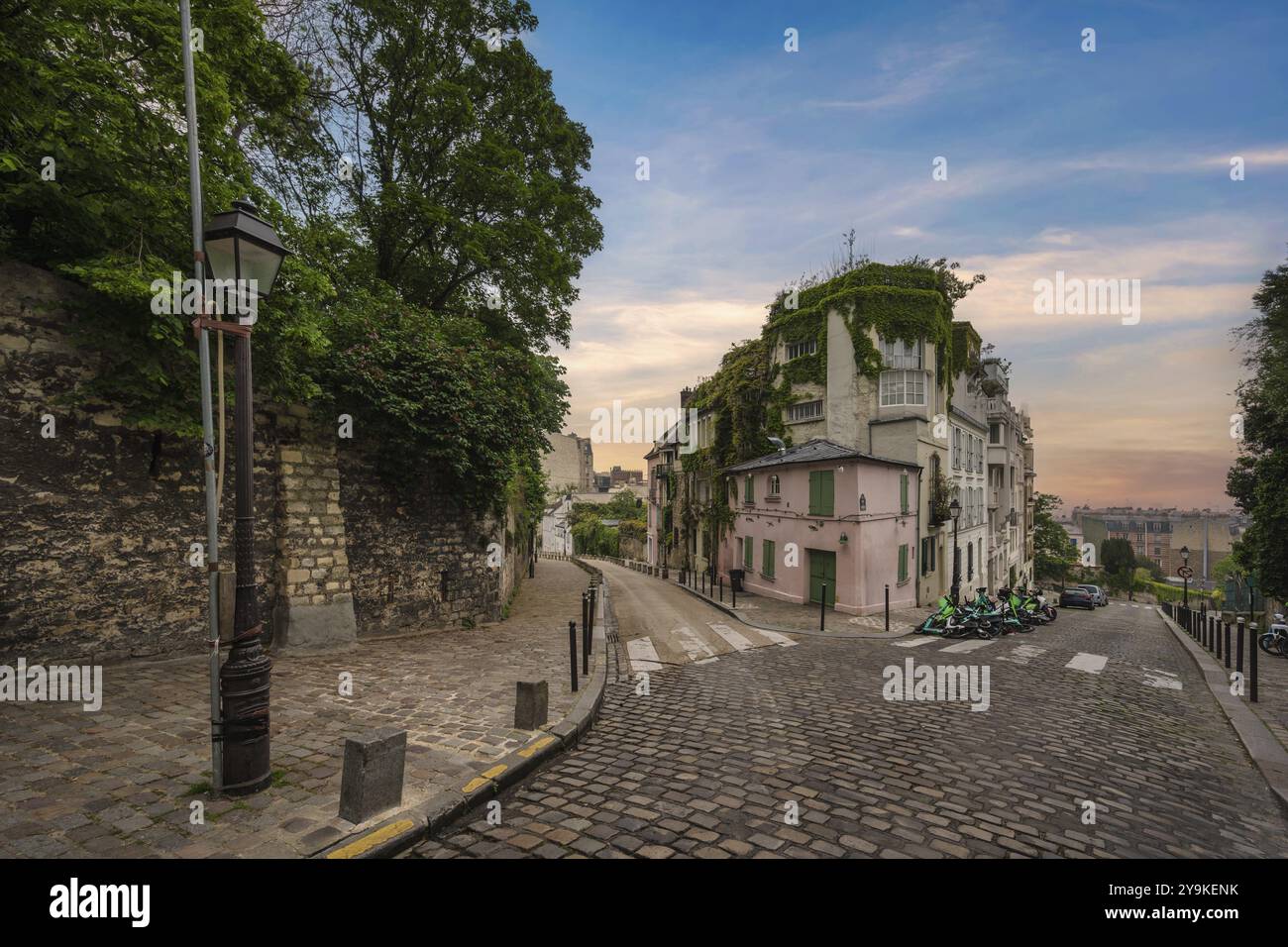Paris Frankreich, Skyline der Stadt im Architekturgebäude in der Montmartre Straße Stockfoto
