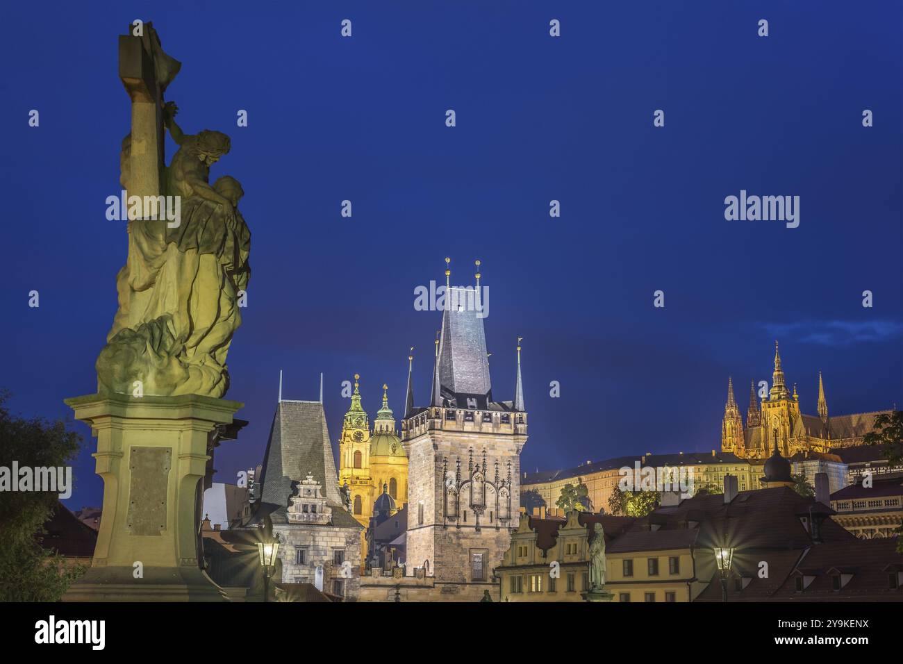 Prag Tschechische Republik, nächtliche Skyline an der Karlsbrücke und Prager Burg, Tschechien Stockfoto