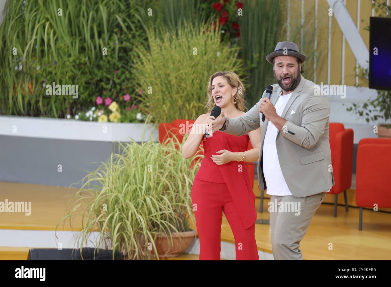 Im Duett: Laura Wilde (Sängerin, Musiker) und Sängerin Timo in der ARD-Fernsehsendung Stockfoto