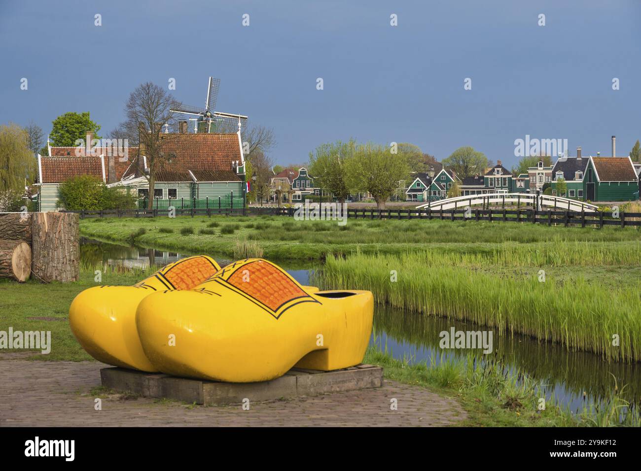 Zaanse Schans, Niederlande, 1. Mai 2023: Niederländische Windmühle und traditionelles Haus mit Holzschuhen im Dorf Stockfoto