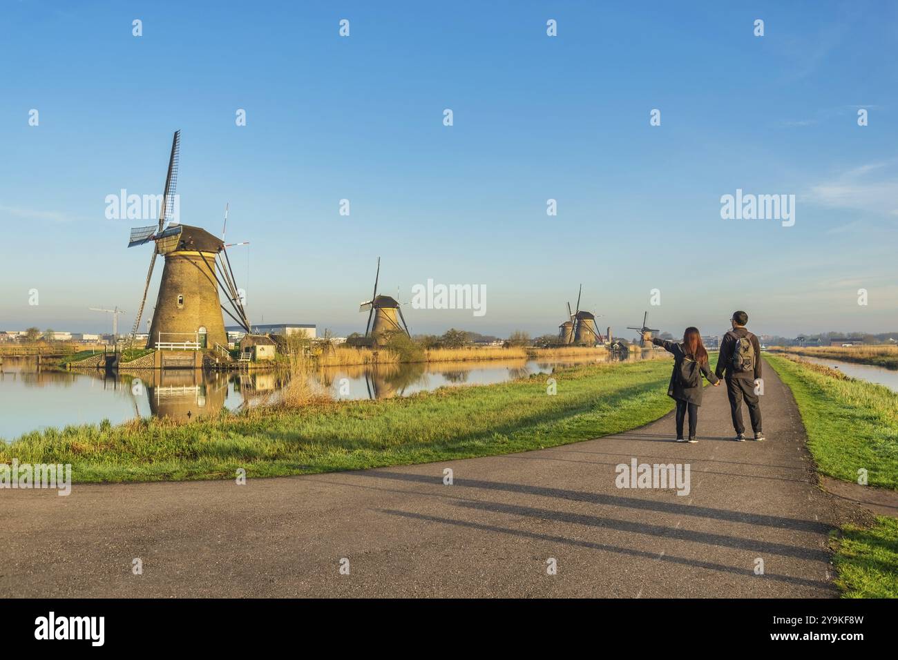 Holländische Windmühlen-Landschaft im Kinderdijk Village Niederlande mit Liebespaar-Spaziergang Stockfoto