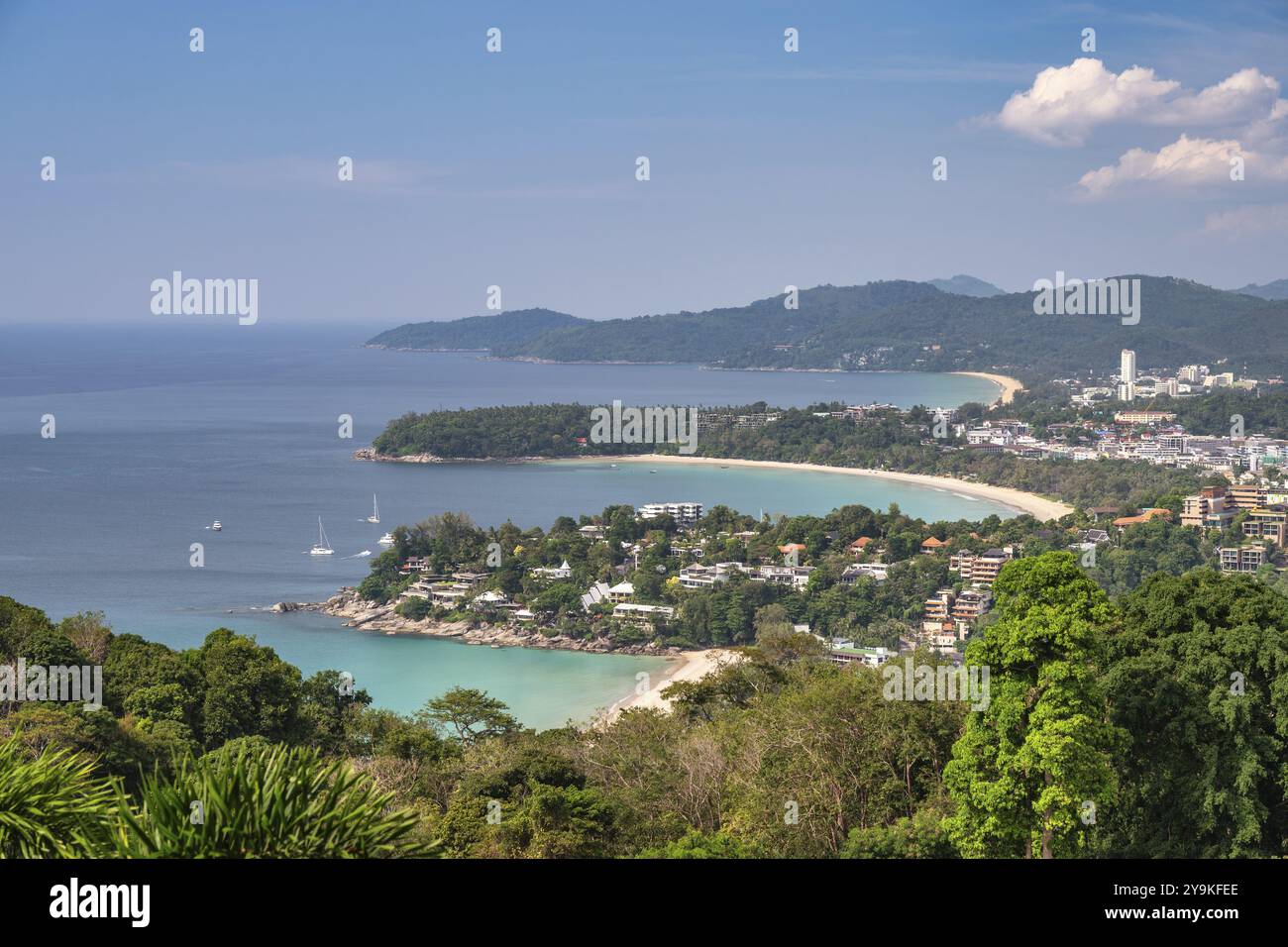 Blick auf die tropischen Inseln mit blauem Meerwasser und weißem Sandstrand am Karon Aussichtspunkt, Phuket Thailand Naturlandschaft Stockfoto