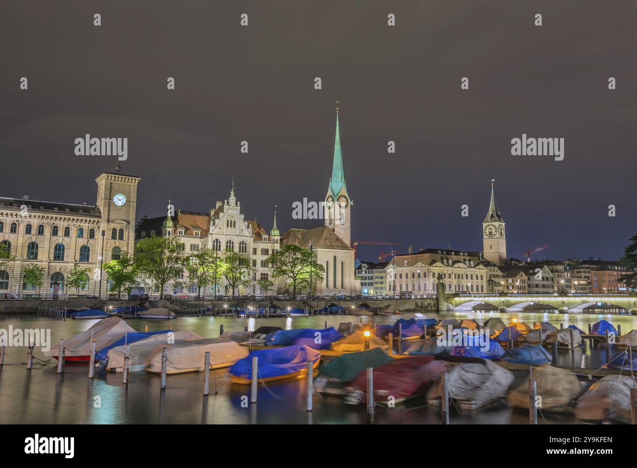 Zürich Schweiz, nächtliche Skyline der Stadt an der Fraumünster Kirche und der Münsterbrücke Stockfoto