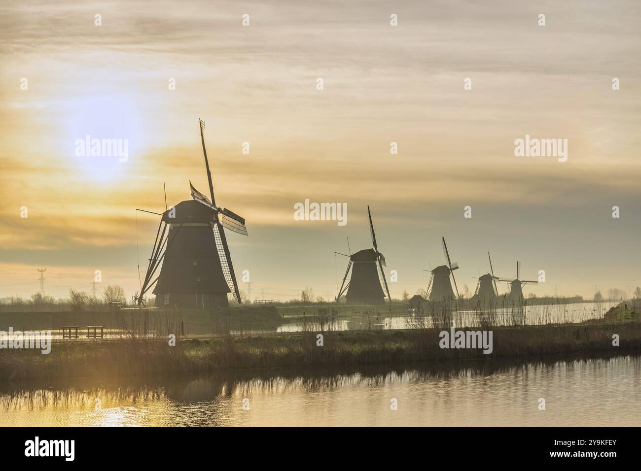 Holländische Windmühle bei Sonnenaufgang im Kinderdijk Village Niederlande Stockfoto