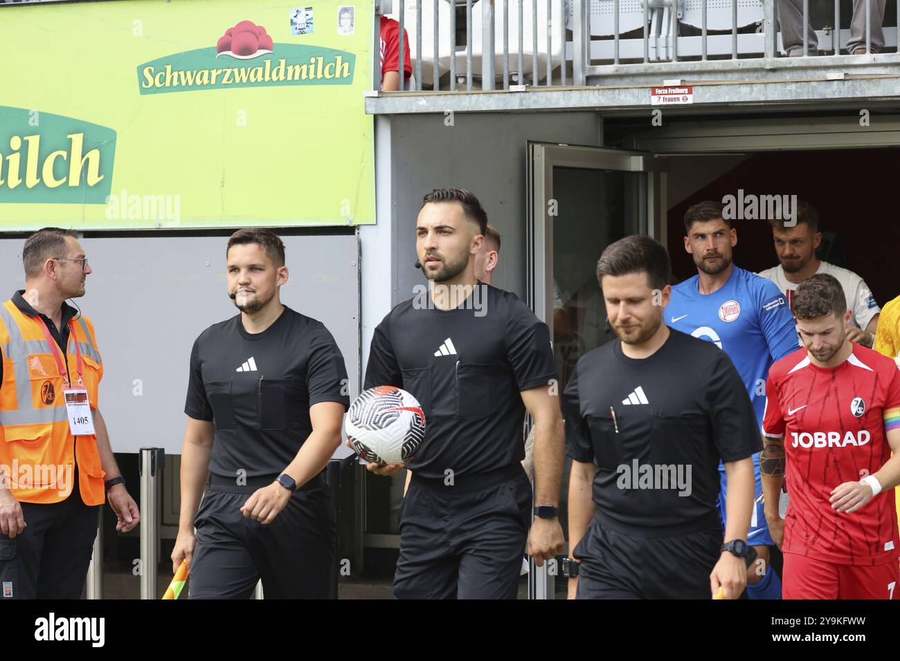 Schiedsrichterteam um Schiedsrichter: Mika Forster beim Spiel der Football-RL SW 24-25: 1. Sptg: SC Freiburg II gegen Kickers Offenbach Stockfoto