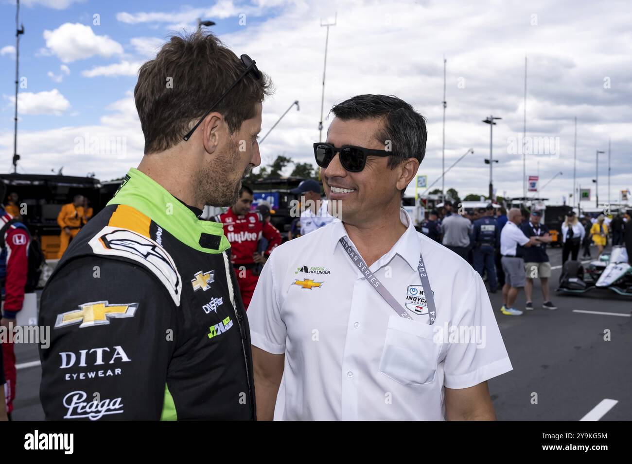 Der Fahrer DER NTT INDYCAR-SERIE ROMAIN GROSJEAN (77) aus Genf spricht mit seinem Teambesitzer vor dem XPEL Grand Prix auf der Road America in Elkhart L Stockfoto