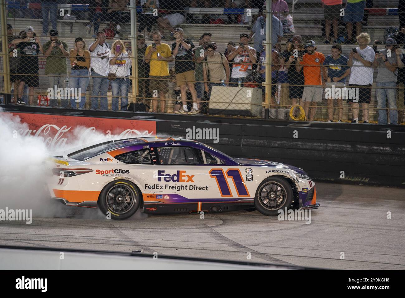 Denny Hamlin (11) feiert seinen Sieg beim Bass Pro Shops Night Race auf dem Bristol Motor Speedway in Bristol TN Stockfoto