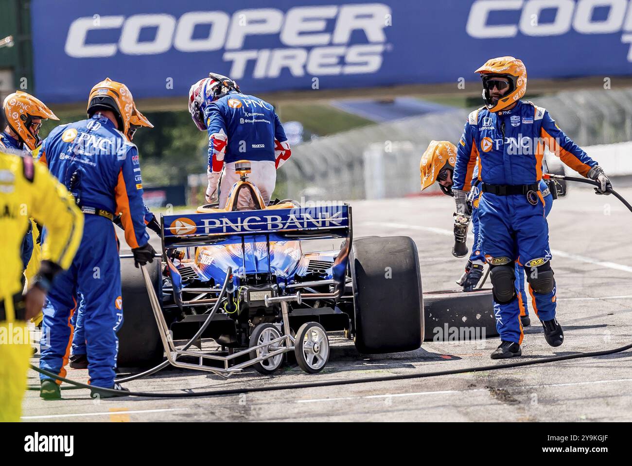 SCOTT DIXON (9) aus Auckland, Neuseeland, kommt die Grubenstraße herunter, nachdem er früh von Honda Indy 200 aufgrund einer Motorstörung am Mid-Ohio Sports Car ausgestiegen ist Stockfoto