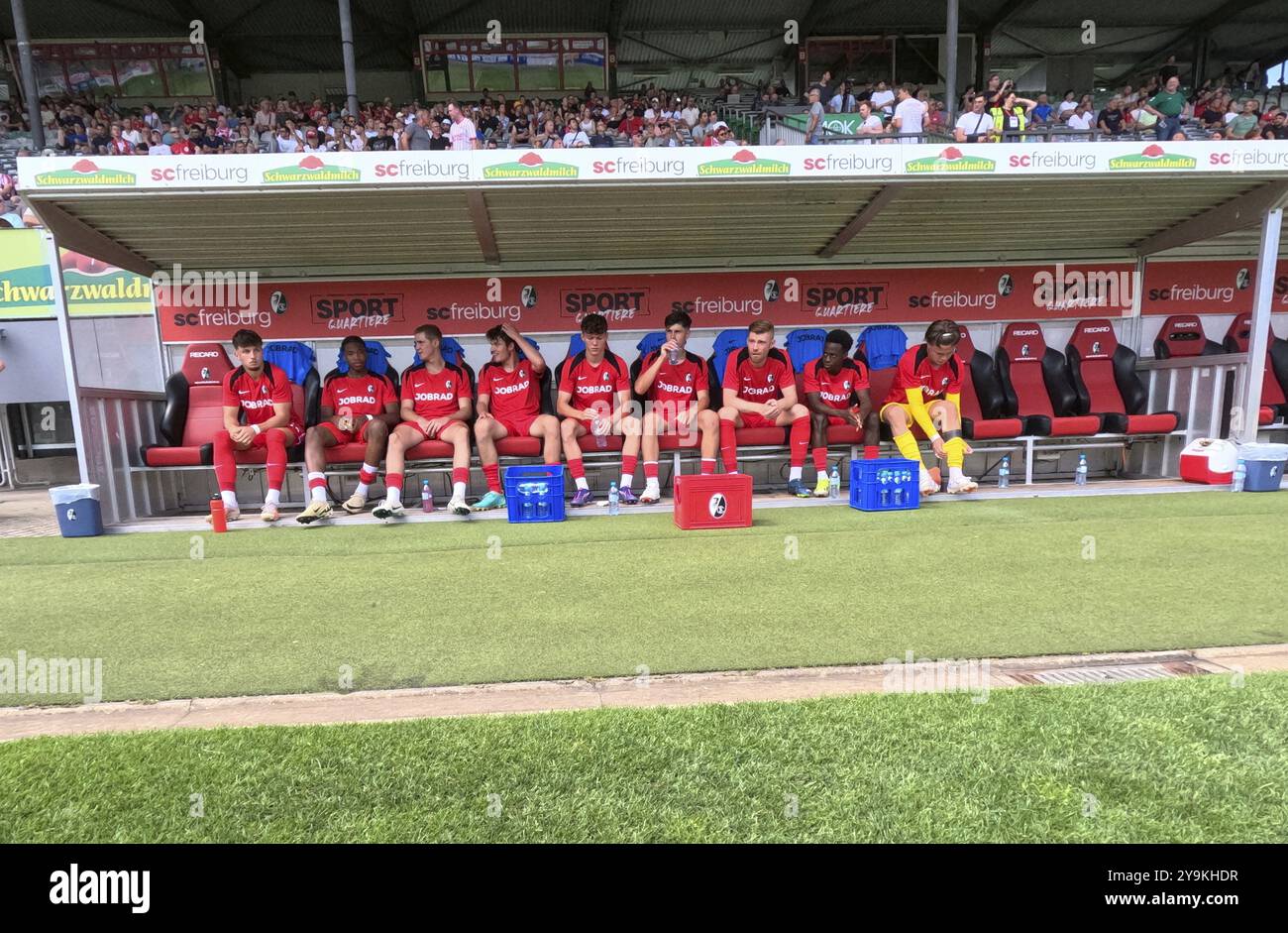 Ansicht der Ersatzbank beim SC Freiburg II während des Spiels der Fußball-RL SW 24-25: 1. Sptg: SC Freiburg II gegen Kickers Offenbach Stockfoto