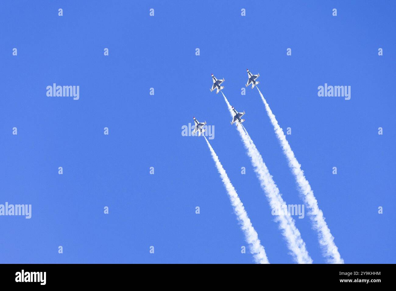 März 2024-El Centro, CA: Thunderbirds verfeinern Flugmanöver im Frühjahrstraining und zeigen weltweit hervorragende Präzision und Skills der Air Force Stockfoto