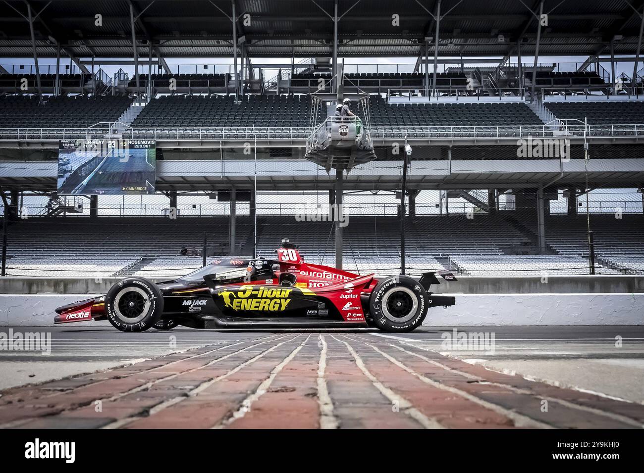 PIETRO FITTIPALDI (30) aus Miami, Florida, überquert den Ziegelhof während eines Trainings für den Indy 500 auf dem Indianapolis Motor Speedway in S Stockfoto