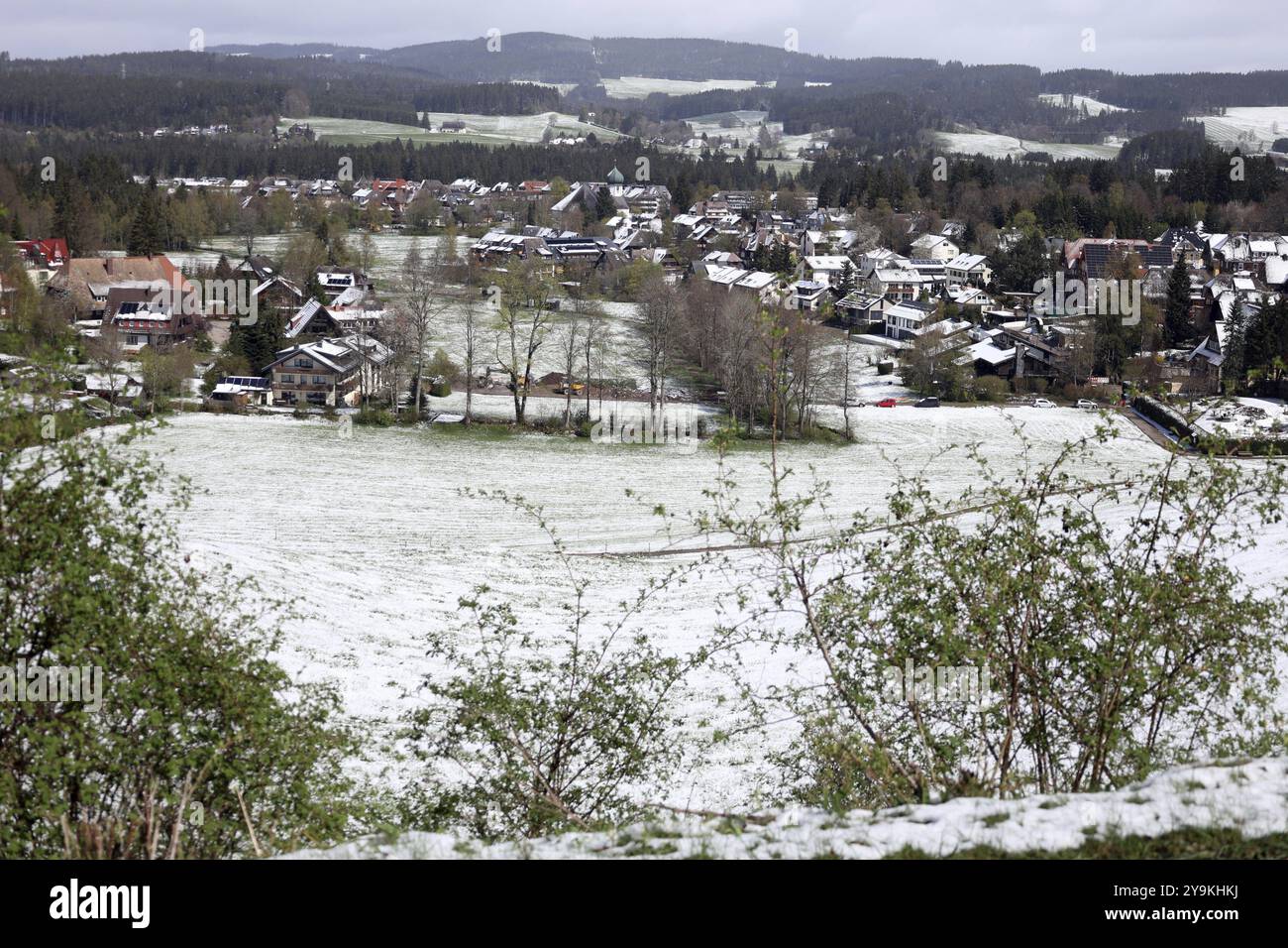 Thematisches Bild Wetter Beginn des Winters im Schwarzwald. Nach den Frühsommertemperaturen am Wochenende kehrte der Winter am Dienstagabend zurück. Etwa 10 Stockfoto