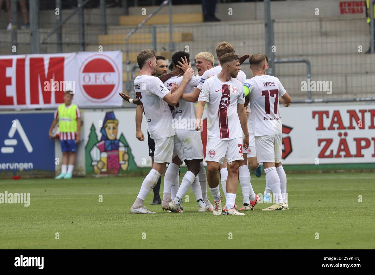 Die Offenbacher feiern den späten Equalizer von Boubacar Barry (Kickers Offenbach) während des Spiels der Football-RL SW 24:25: 1. Sptg: SC FR Stockfoto