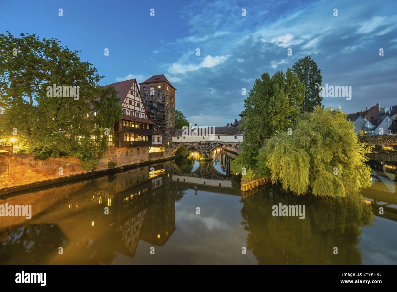 Nürnberg (Nürnberg) Deutschland, naechtliche Stadtsilhouette am Wasserturm und Pegnitzblick von der Maxbruecke Stockfoto