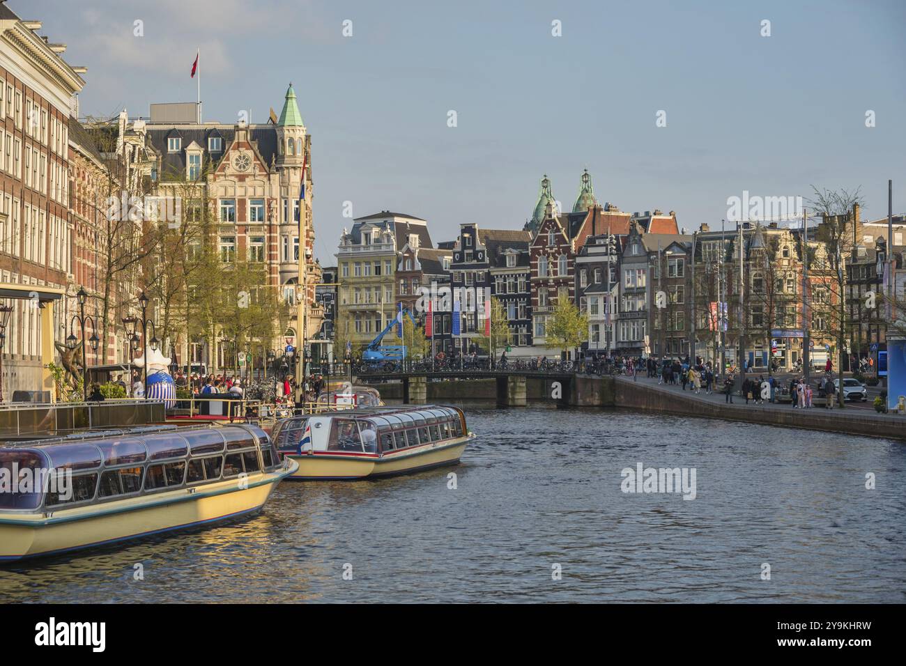 Amsterdam Niederlande, Skyline am Ufer des Kanals Stockfoto