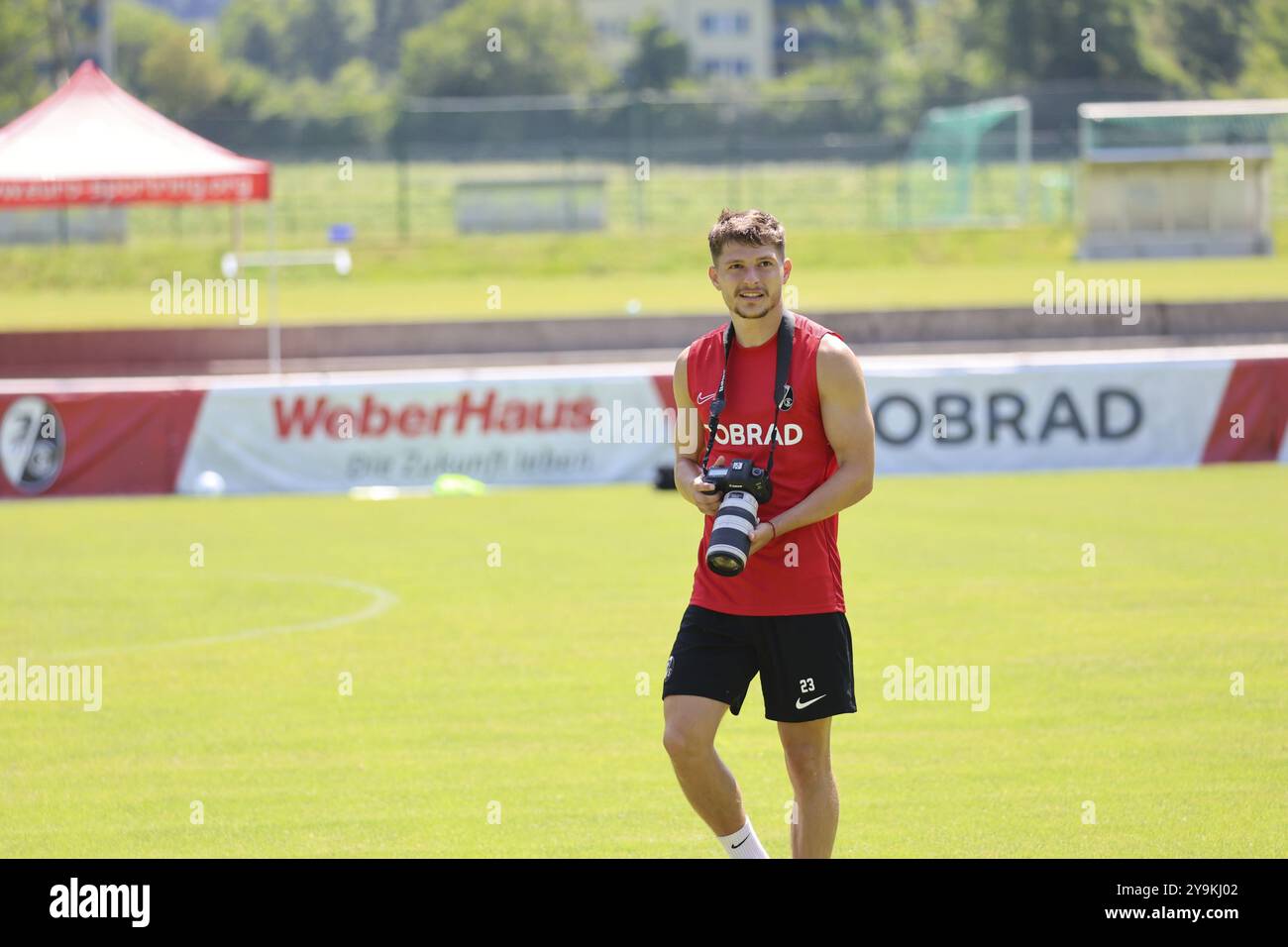 Joker Florent Muslija (SC Freiburg) nahm die Kamera des Clubfotografen, um selbst einige Momentaufnahmen am SC Freiburg Schruns 2024 trai zu machen Stockfoto