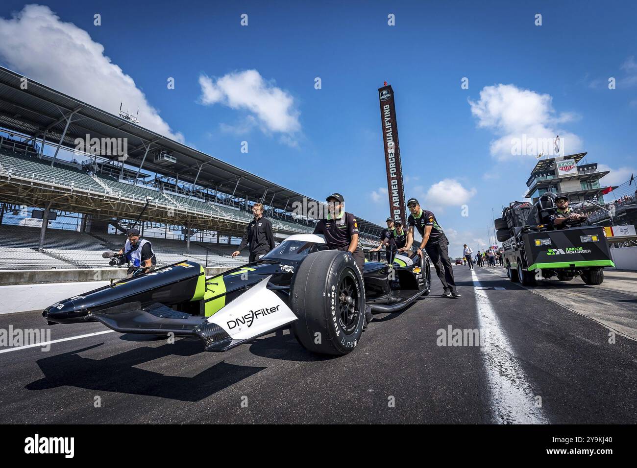 Die Crew von Juncos Hollinger Racing Chevrolet bereitet ihren Rennwagen vor, um sich für den 108. Lauf des Indianapolis 500 im Indianapolis Moto zu qualifizieren Stockfoto