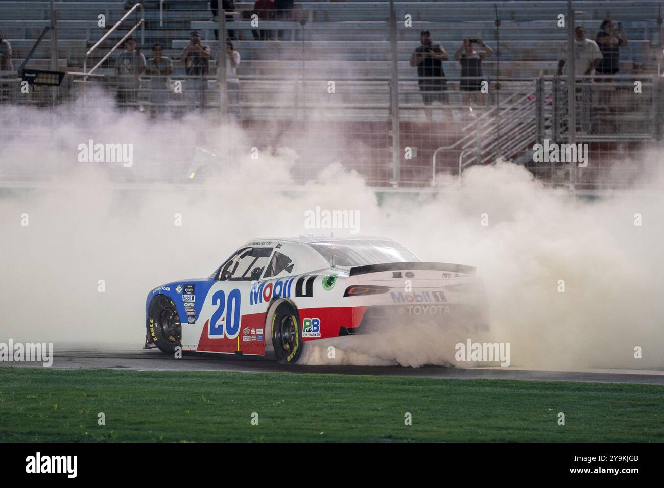 NASCAR Xfinty Driver John Hunter Nemechek (20) feiert seinen Sieg für die Alsco Uniforms 250 auf dem Atlanta Motor Speedway in Hampton GA Stockfoto