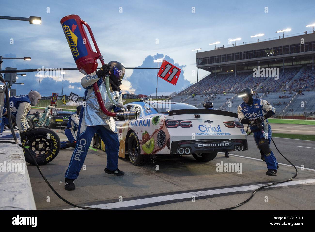 NASCAR Xfinty Driver, Daniel Hemric (11) und Crew machen einen Boxenstopp für die Alsco Uniforms 250 auf dem Atlanta Motor Speedway in Hampton GA Stockfoto