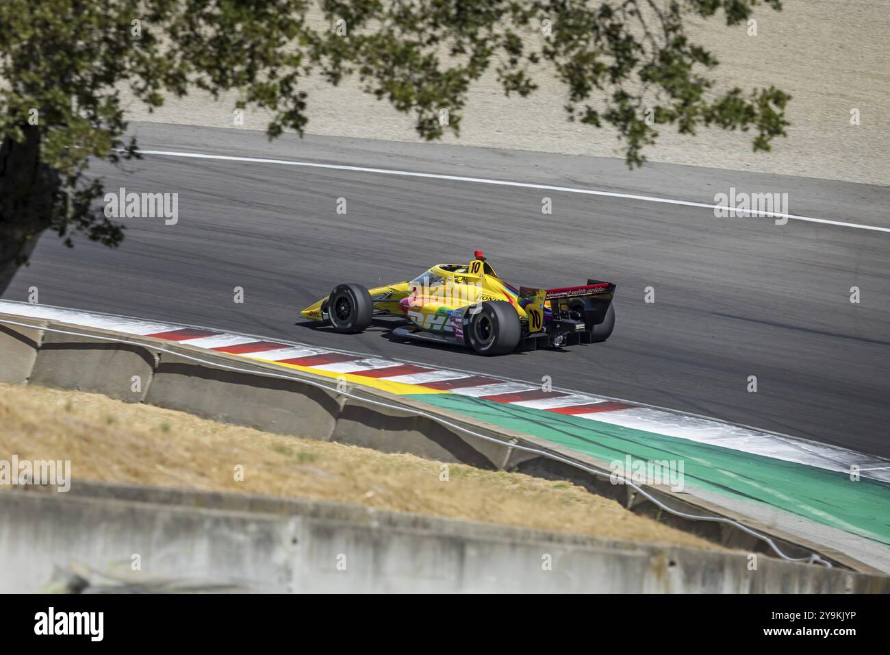 ALEX PALOU (10) aus Barcelona, Spanien, übt für den Firestone Grand Prix von Monterey auf dem WeatherTech Raceway Laguna Seca in Salinas, CA Stockfoto