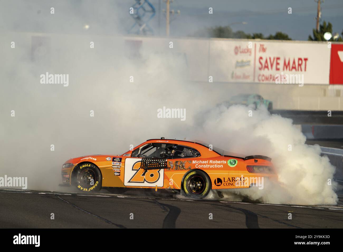 NASCAR Xfinity Driver Aric Almirola feiert seinen Sieg beim Doordash 250 auf dem Sonoma Raceway in Sonoma CA Stockfoto