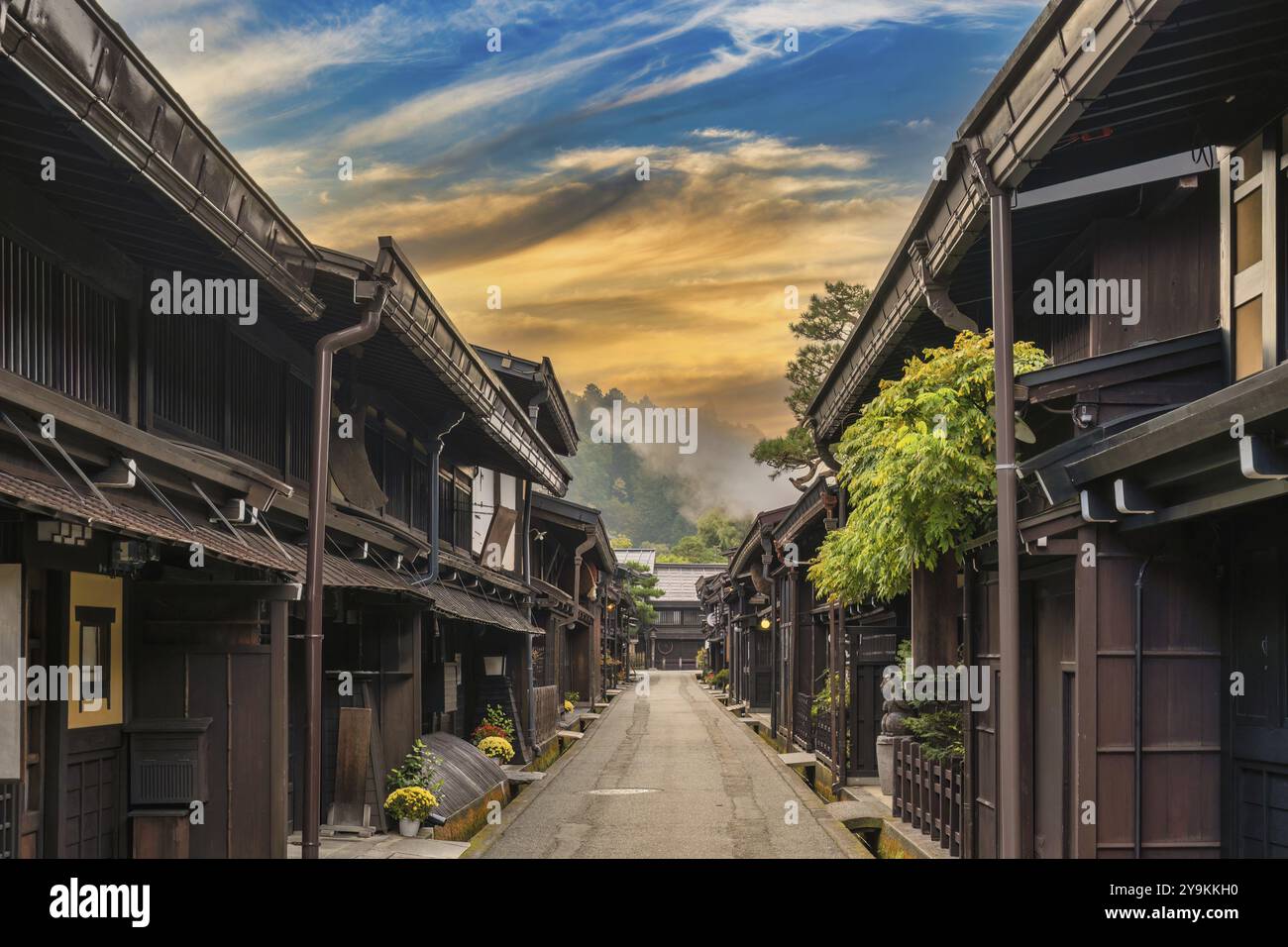 Takayama Gifu Japan, Skyline der Stadt bei Sonnenaufgang in der Altstadt von Takayama, Sannomachi Street in der Herbstsaison Stockfoto