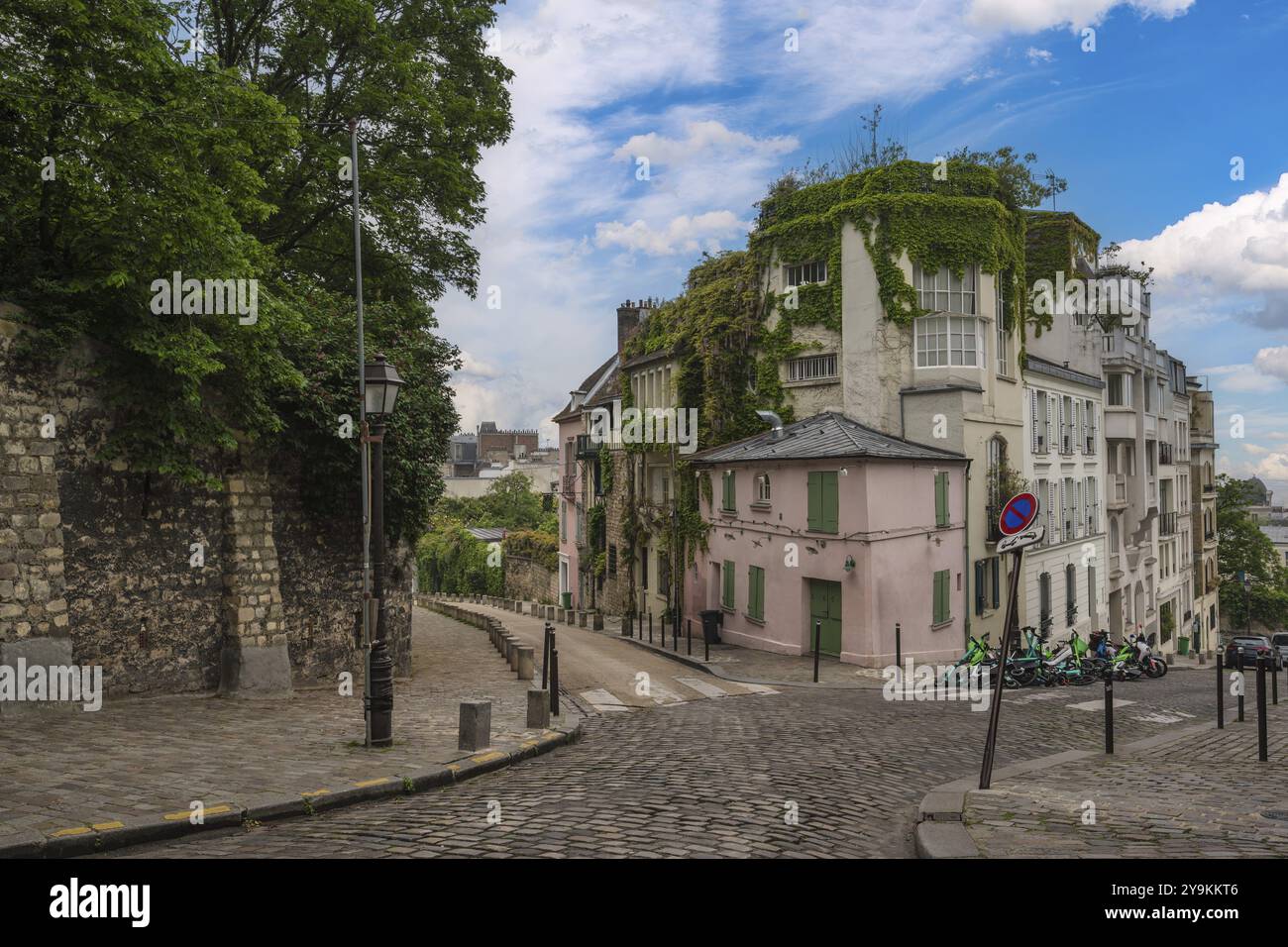 Paris Frankreich, Skyline der Stadt im Architekturgebäude in der Montmartre Straße Stockfoto