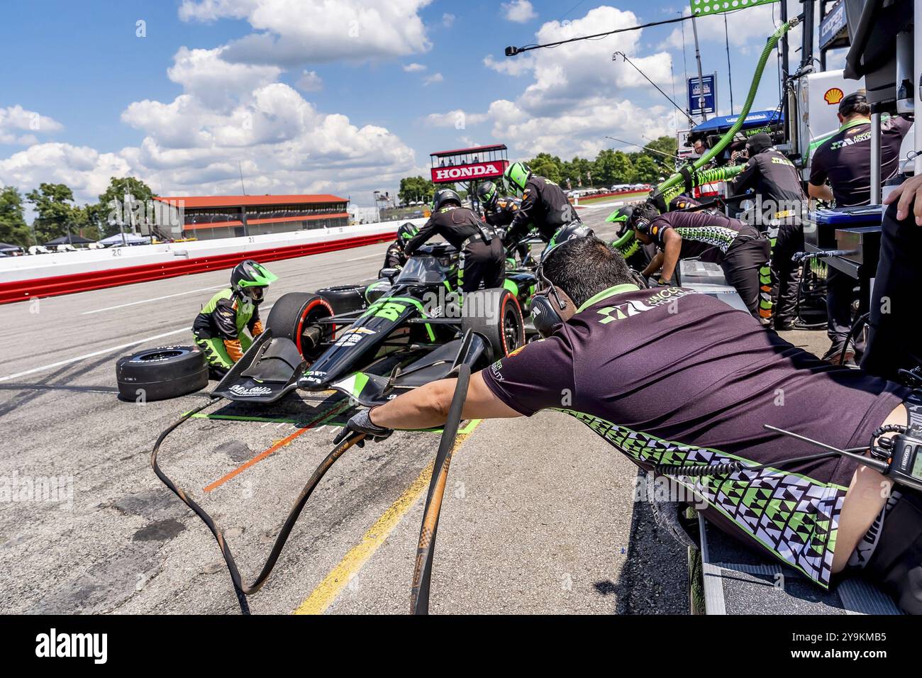 AGUSTIN HUGO CANAPINO (78) aus Arrecifes, Argentinien, kommt während des Honda Indy 200 auf dem Mid-Ohio Sports Car Course in Lexingto auf die Grubenstraße Stockfoto