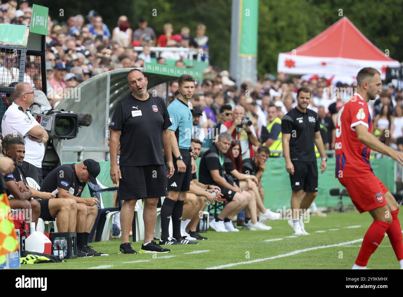 Einfach nicht glücklich auf der Touchline, Trainer Frank Schmidt (1. FC Heidenheim) beim Spiel zum DFB Cup 2022:23, 1. Runde: DFB Cup 2024:25, 1. Hauptrunde Stockfoto