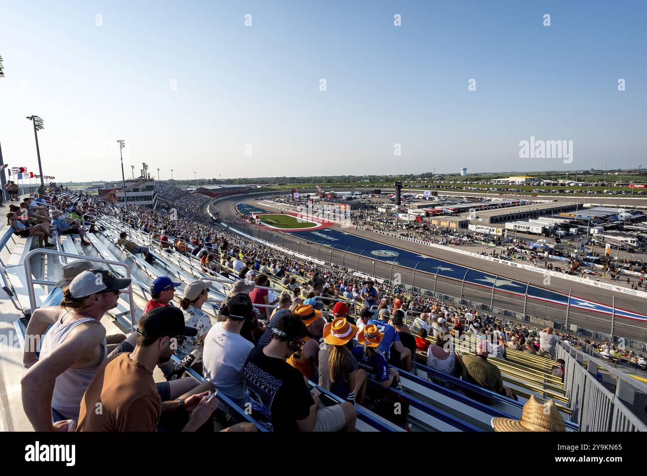 Fans sehen ihre Lieblingsfahrer beim Rennen auf dem Iowa Speedway im Hy-Vee Homefront 250 zu. Ein aufregendes Event mit rasanten Action und Können Stockfoto