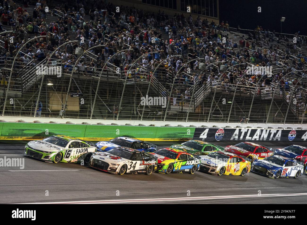 NASCAR Cup Driver, AJ Allmendinger (16) begibt sich auf dem Atlanta Motor Speedway in Hampton GA um die Position für den Quaker State 400 Stockfoto