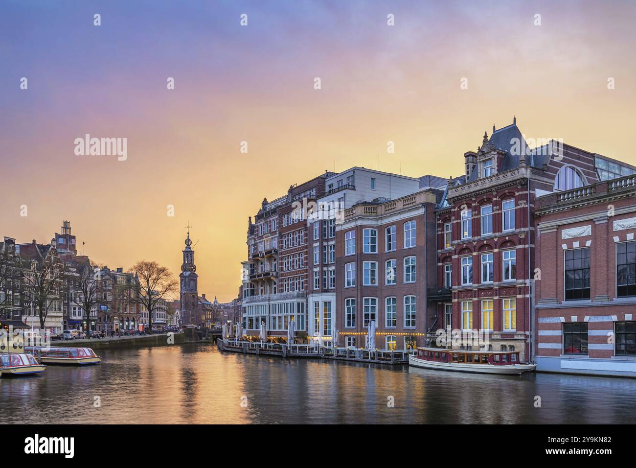 Amsterdam, Niederlande, Sonnenuntergang Skyline von Dutch House im Canal Waterfront Stockfoto