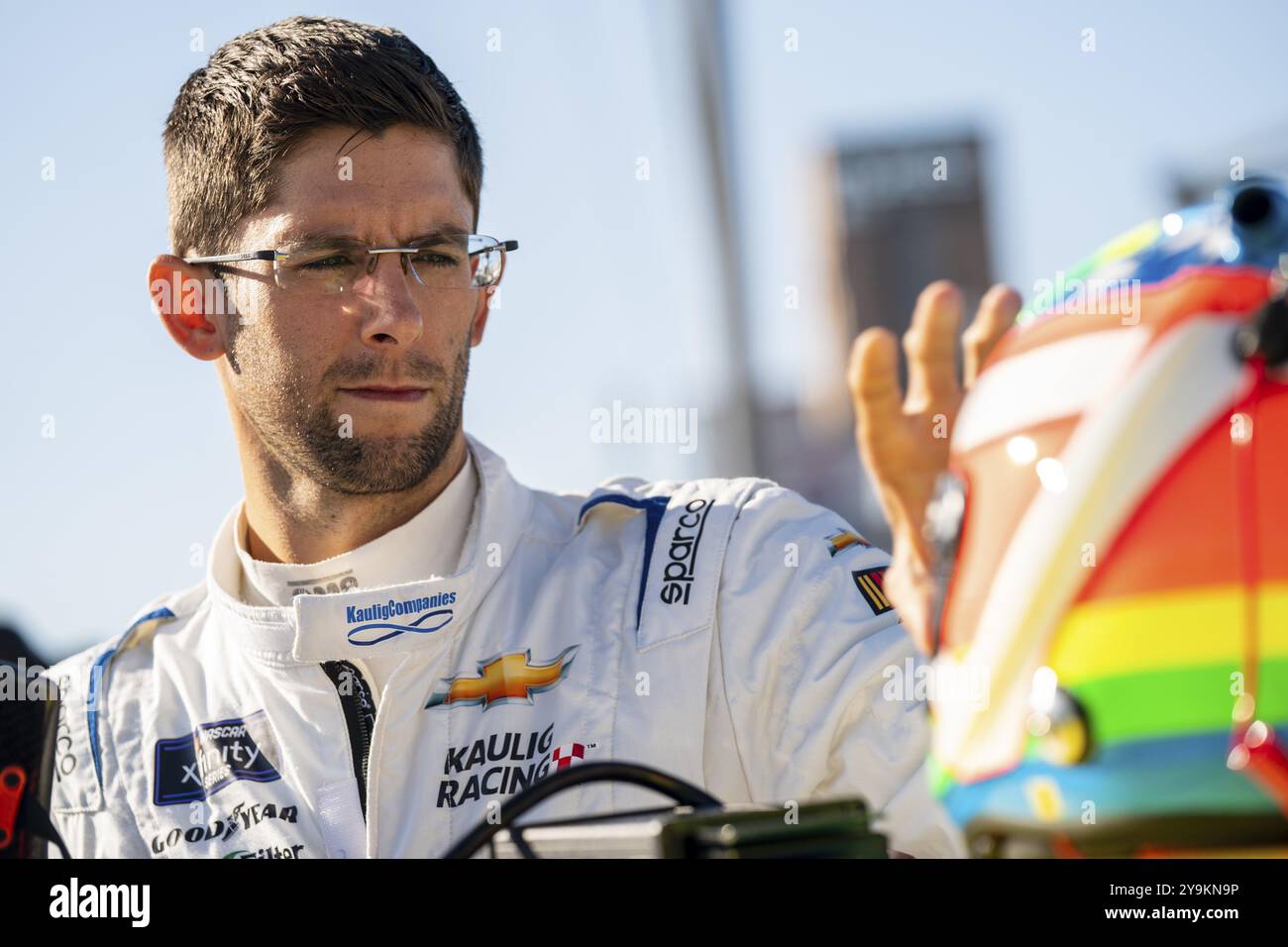 NASCAR Xfinty Series Jordan Taylor (11) geht auf die Rennstrecke, bevor er für den Drive for the Cure 250 von BlueCross BlieSheild aus North C trainiert Stockfoto