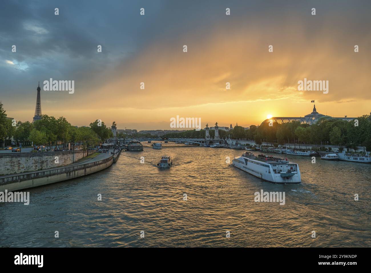 Paris Frankreich, Skyline der Stadt Sonnenuntergang an der seine mit Brücke Pont Alexandre III und Grand Palais Stockfoto