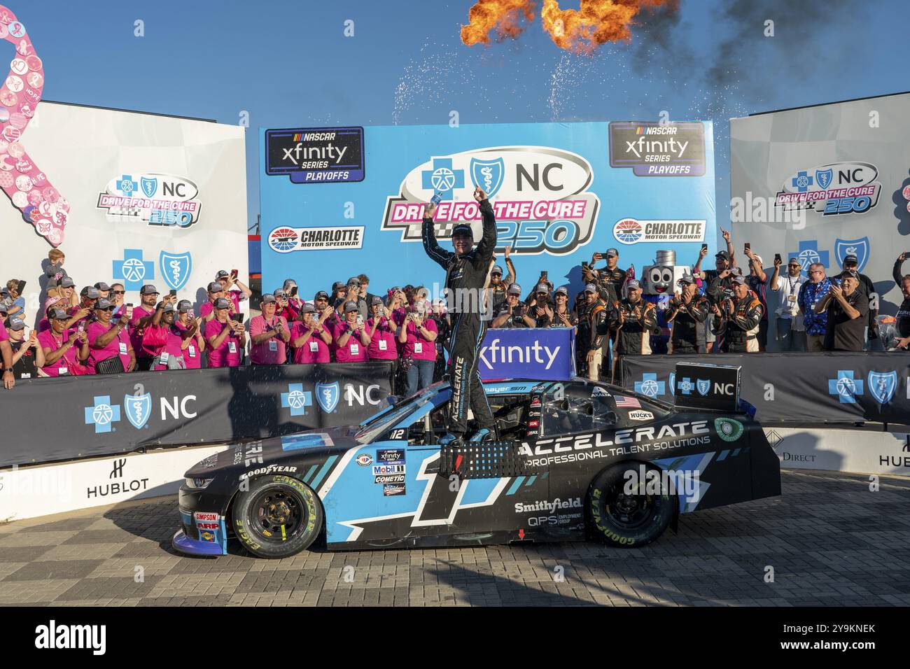 NASCAR Xfinty Series Sam Mayer (1) feiert seinen Sieg für den Drive for the Cure 250, der von BlueCross BlieSheild aus North Carolina im Charlo präsentiert wurde Stockfoto