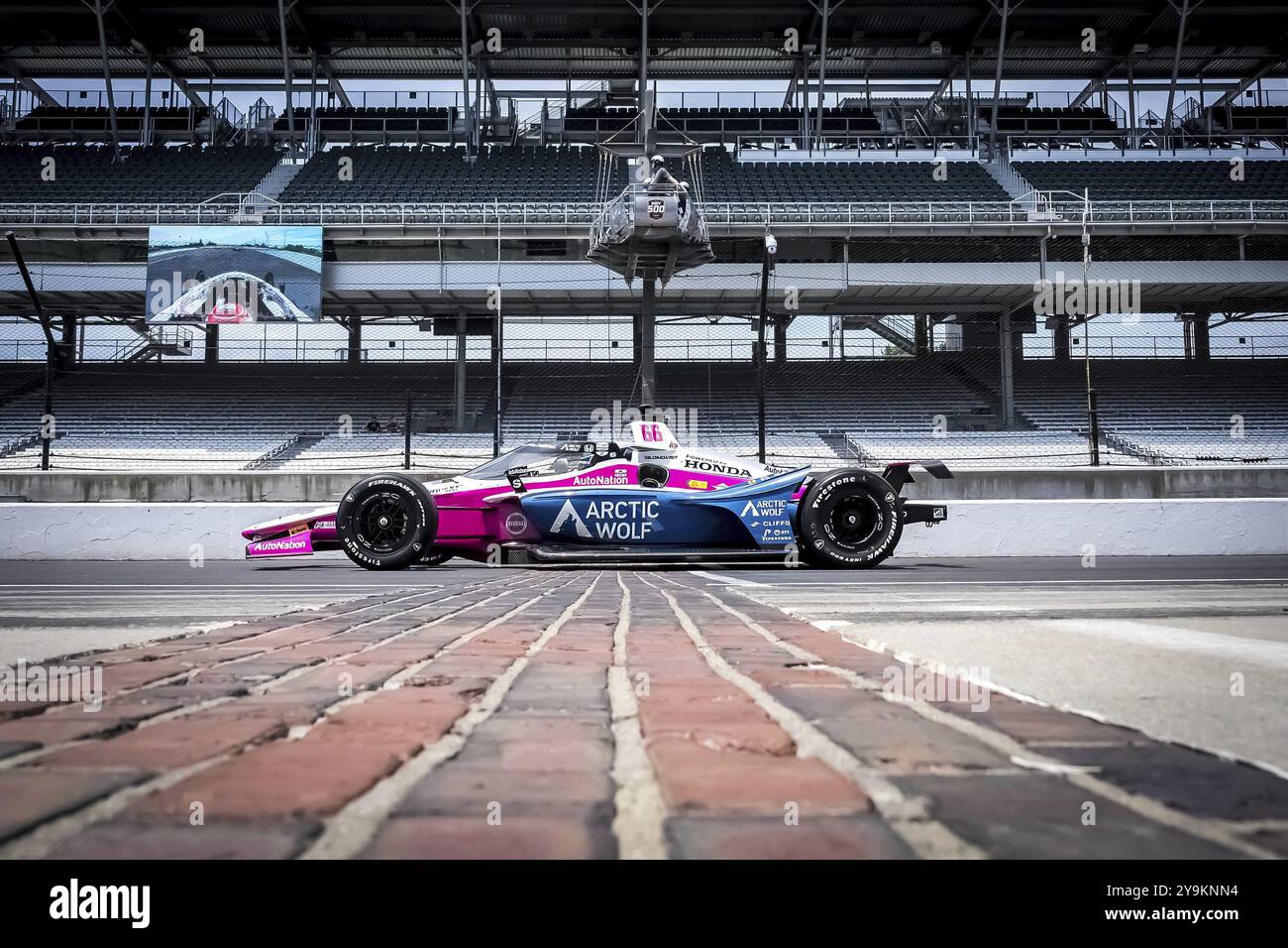 TOM BLOMQVIST (R) (66) aus Cambridge, England, überquert während eines Trainings für den Indy 500 auf dem Indianapolis Motor Speedway den Ziegelhof Stockfoto