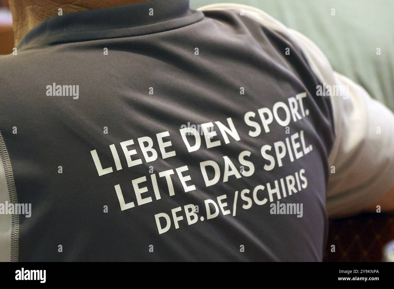 Kein Fußballspiel ohne Schiedsrichter - unter dem Motto Sport lieben, Spiel führen, rekrutiert der Deutsche Fußball-Bund (DFB) junge Nachwuchswissenschaftler Stockfoto