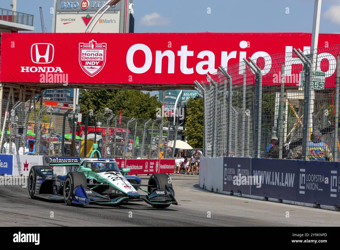 Der Fahrer DER NTT INDYCAR-SERIE, MARCUS ERICSSON (28) aus Kumla, Schweden, reist während einer Trainingseinheit für die Honda-Händler in Ontario durch die Kurven Stockfoto