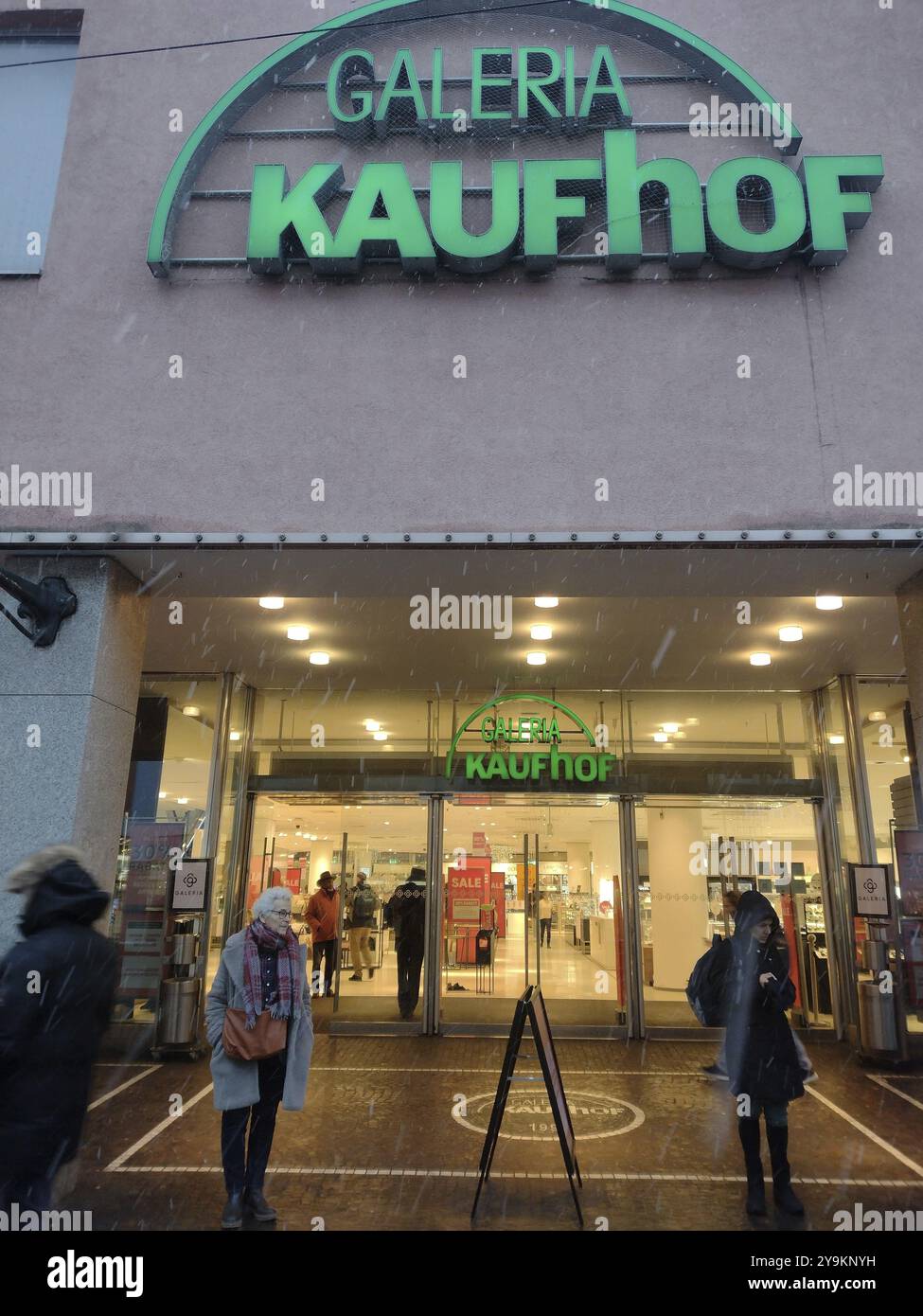 Logo und Eingangsbereich der Galeria Kaufhof in Freiburg im Breisgau Stockfoto