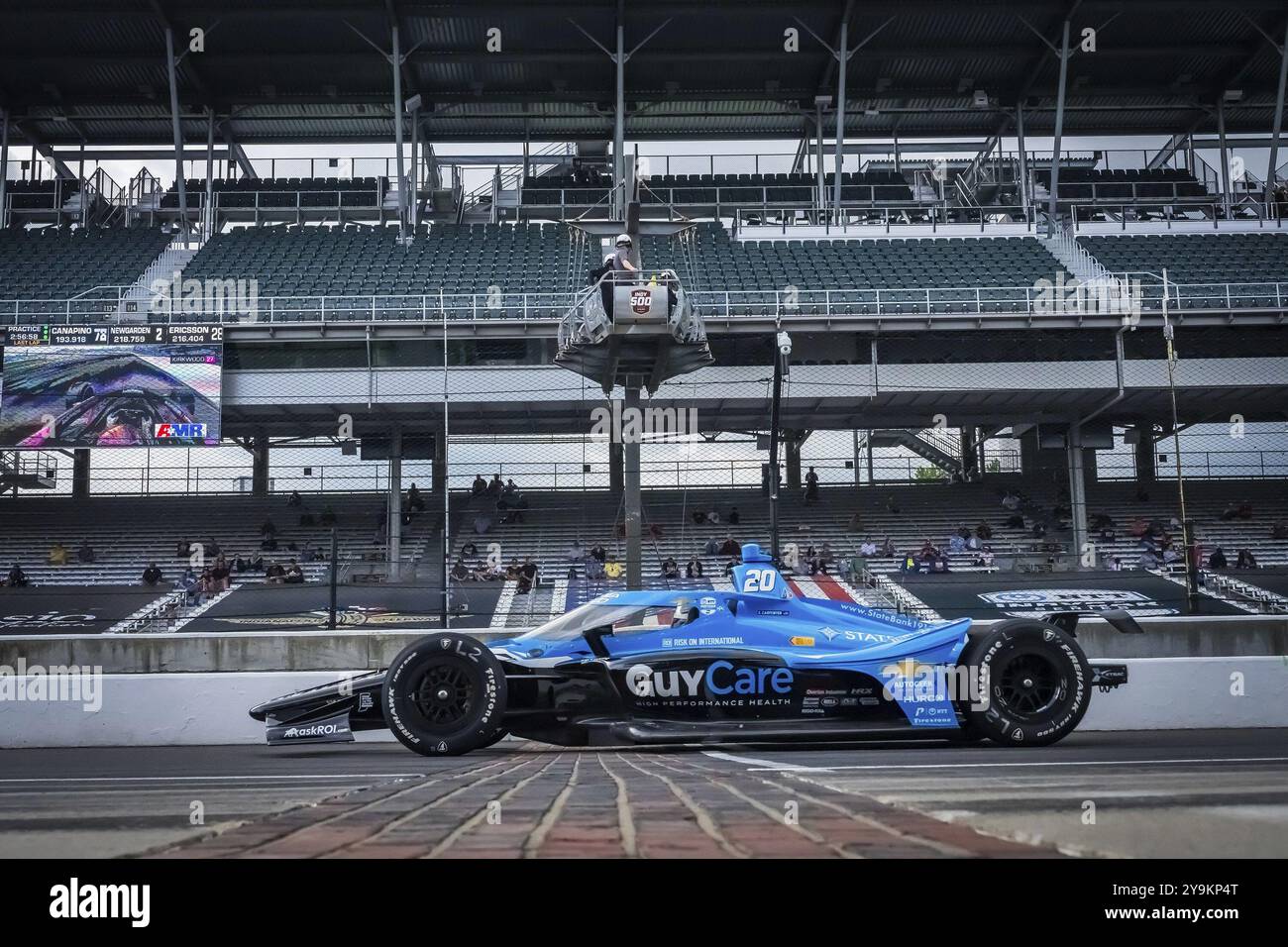 ED CARPENTER (20) aus Indianapolis, Indiana, überquert den Ziegelhof, während sie für den 108. Lauf der Indianapolis 500 am Indianapol üben Stockfoto