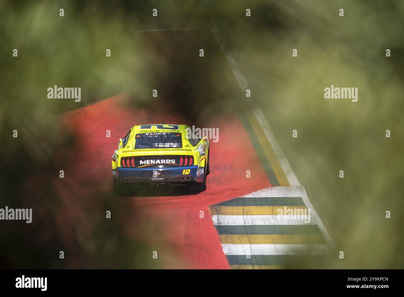 Der NASCAR-Fahrer Ryan Blaney fährt auf dem Sonoma Raceway in Sonoma CA durch die Kurven für den Toyota SaveMart 350 Stockfoto