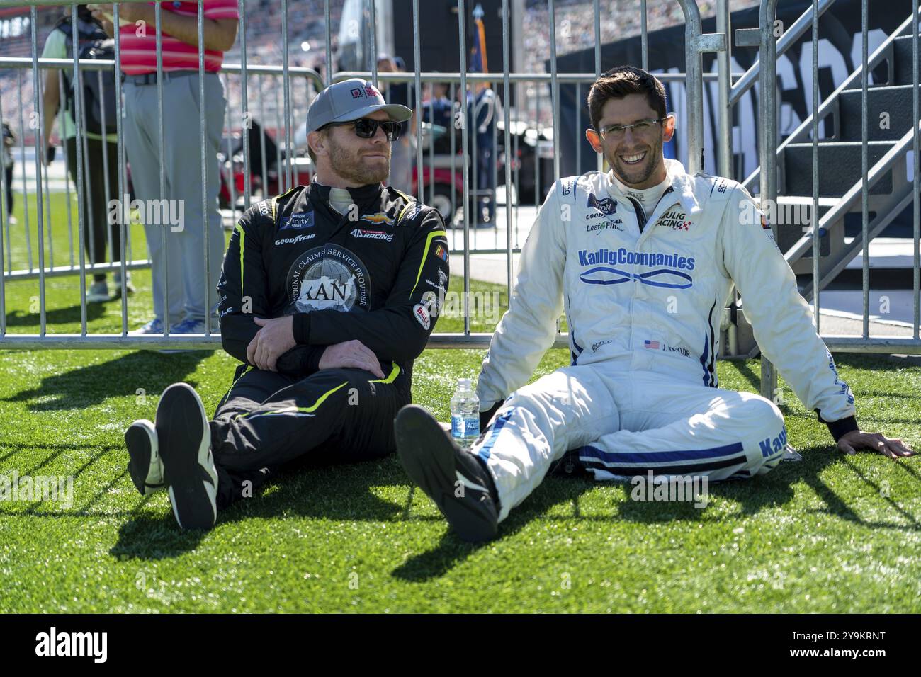 NASCAR Xfinity Driver Jordan Taylor (11) und Conor Daly (53) bereiten sich auf die Einführung des Drive for the Cure 250 vor, der von BlueCross BlieShe präsentiert wird Stockfoto