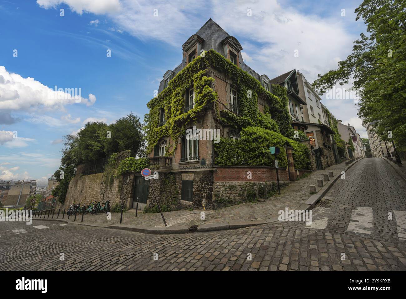 Paris Frankreich, Skyline der Stadt im Architekturgebäude in der Montmartre Straße Stockfoto
