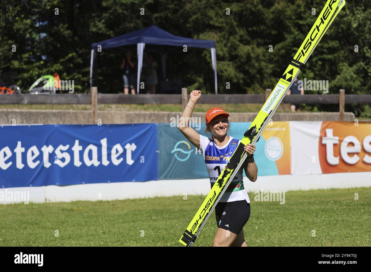 Den Moment mit dem Tagessieg genießen: Katharina Schmid (SC Oberstdorf) bei der Preisverleihung für den COC Cup Sommer Skispringen Hinterzarten 202 Stockfoto