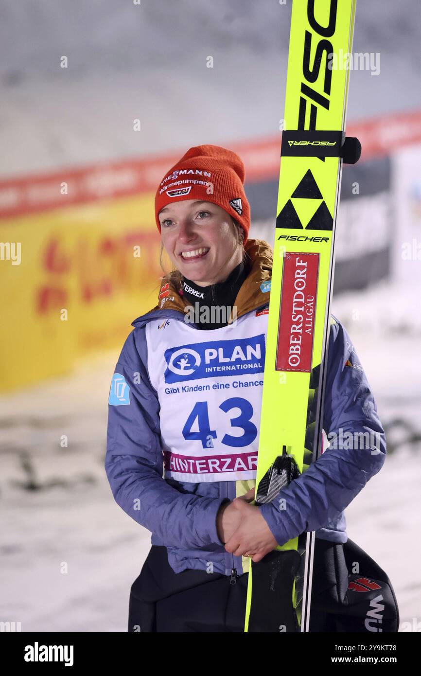 Katharina Schmid (Althaus) (SC Oberstdorf) bei der Preisverleihung der FIS Skispringen-Weltmeisterschaft Damen-Singles in Hinterzarten Stockfoto