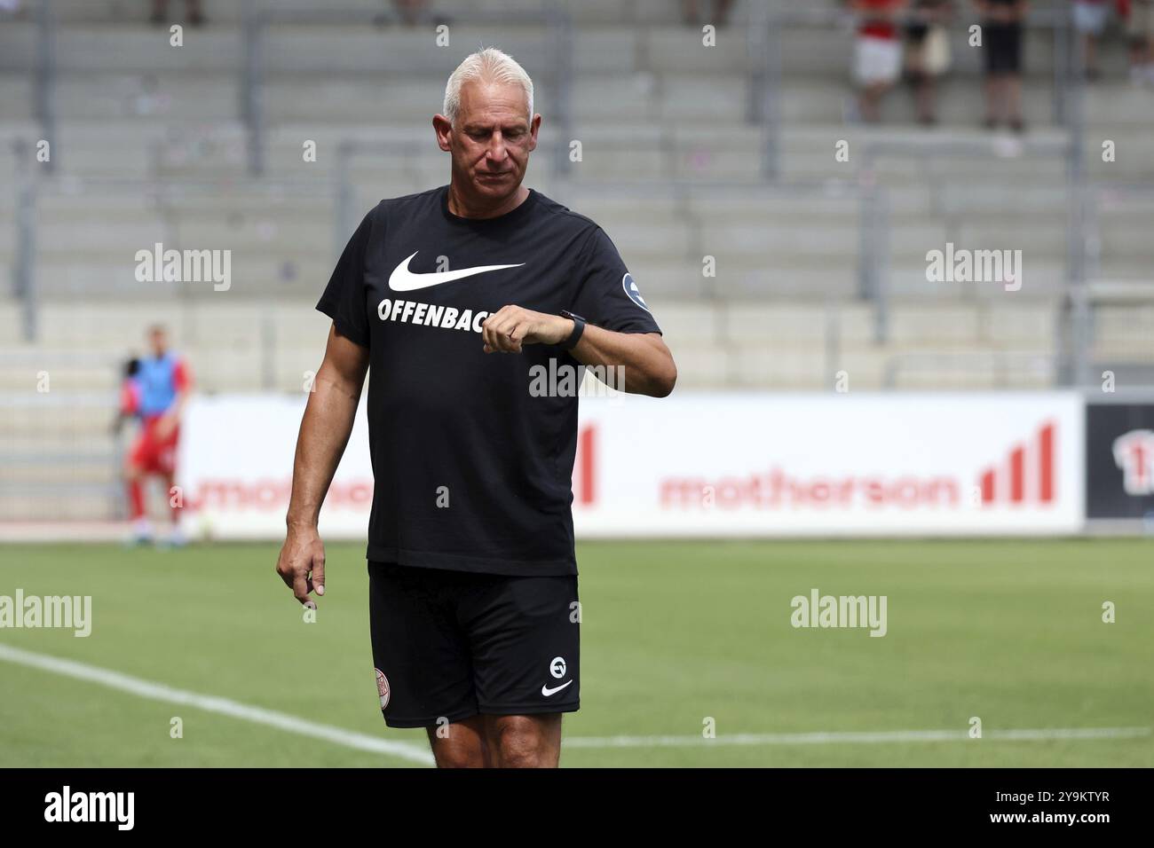 Ein ängstlicher Blick auf die Uhr: Trainer Christian Neidhart (Kickers Offenbach) beim Spiel der Fußball-RL SW 24:25: 1. Sptg: SC Freiburg II gegen Kicke Stockfoto