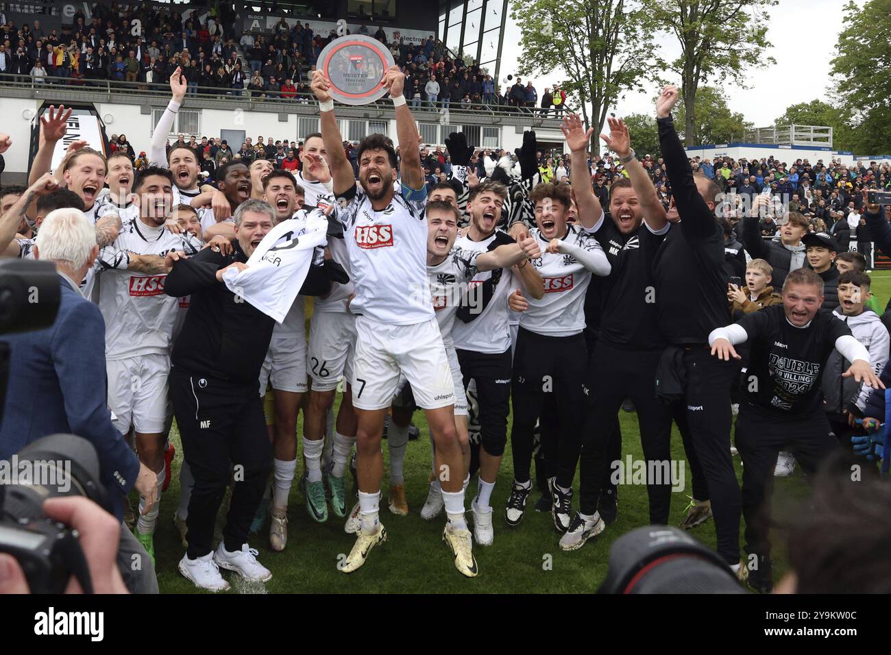 Tevfik Ceylan (FC 08 Villingen) feiert nach dem Spiel der OL BaWue: 23:24, Spieltag, den Jubel des Champions und die Meisterschafttrophäe Stockfoto