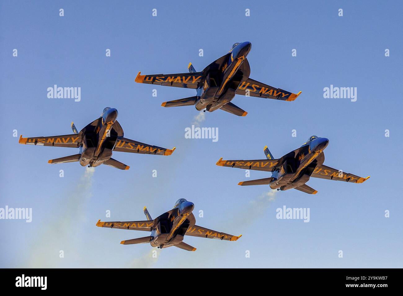 März 2024: El Centro, CA: Blue Angels Proben vor dem Saisondebüt Präzisionskunstflugzeuge und zeigen Können und Teamwork in hochfliegenden Manövern Stockfoto